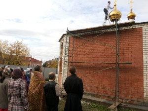 Освящен и установлен купол и крест на алтарную часть храма. г.Шумиха. 27.09.2015 г.