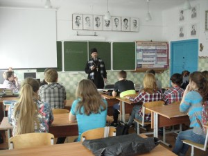 Иеромонах Давид на открытом уроке в СОШ с. Карачельское рассказал ученикам 11 класса о Библии.