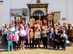 В Пятницу Светлой седмицы иерей Александр Антонов отслужил водосвятные молебны, в которых приняли участие дети из с. Белоярское и с. Чумляк.