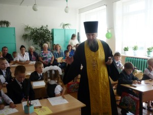 Настоятель Петропавловского храма г. Куртамыша посетил праздничные мероприятия, посвященные Дню знаний, в селах Куртамышского района
