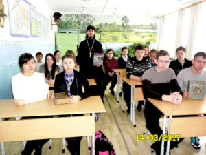 В рамках празднования Дня православной книги протоиерей Игорь Беззубцев провел встречи с учащимися школ Целинного района