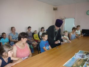 Протоиерей Александр Тимушев принял участие в акции «Собери ребенка в школу»