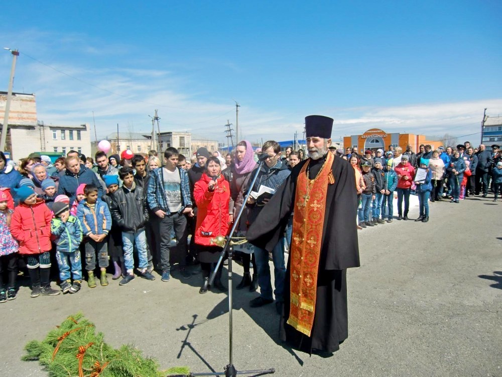 Настоятель храма Покрова Пресвятой Богородицы поселка Юргамыш протоиерей Сергий Тельманов в День Победы отслужил благодарственный молебен с поминовением усопших. 09.05.2018 г.