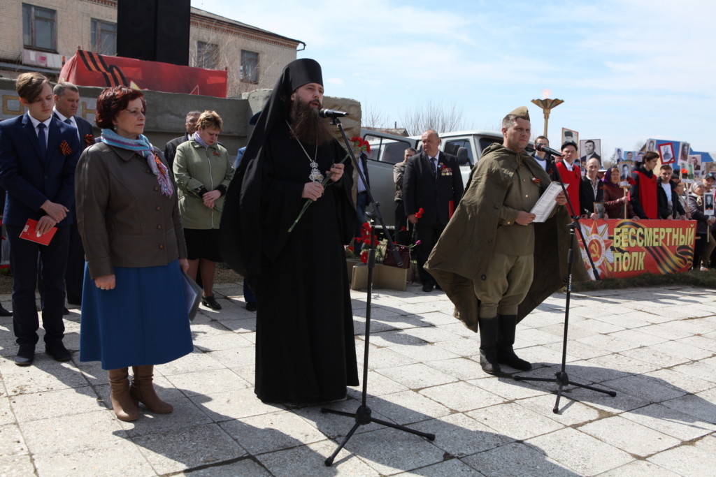 В городе Далматово насельники Успенского Далматовского монастыря приняли участие в торжествах, посвященных Дню Победы. 09.05.2018 г.