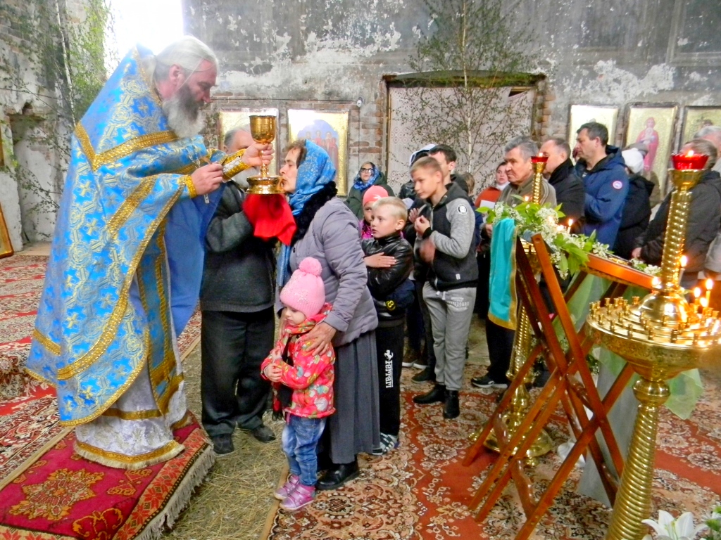 В престольный праздник настоятель храма Владимирской иконы Божией Матери села Глубокое Шадринского района иерей Сергий Нуртдинов совершил Божественную литургию. 03.06.2018 г.