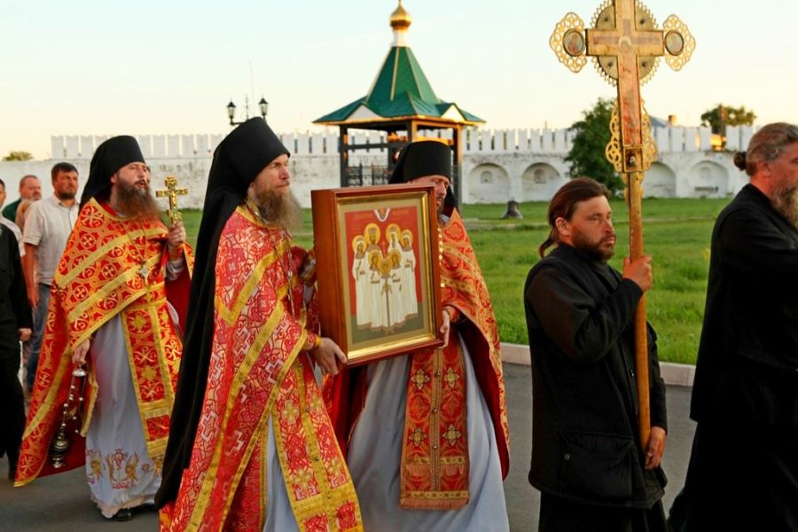 В день 100-летия мученической кончины свв. Царственных страстотерпцев братия Далматовской обители почтила их память, совершив ночную Литургию и крестный ход к часовне. 17.07.2018 г.