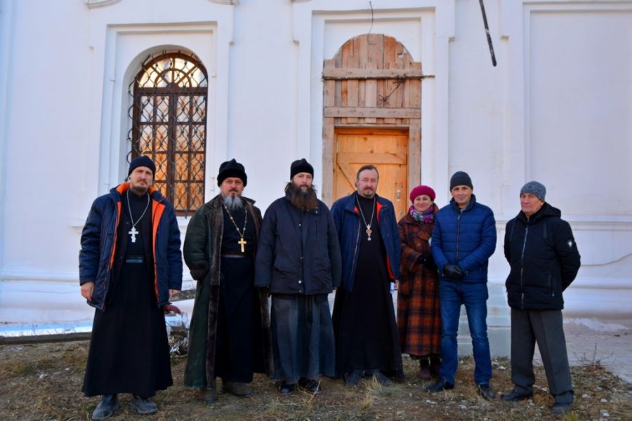 Древлехранитель Шадринской епархии наместник Успенского Далматовского мужского монастыря игумен Варнава (Аверьянов) ознакомился с ходом реставрационных работ храма Трех Святителей с. Карачельское Шумихинского района. 15.11.2018 г.