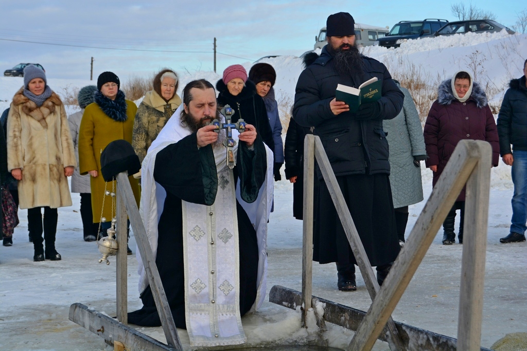 Великое освящение воды в праздник Крещения Господня совершили священнослужители Успенского Далматовского мужского монастыря в храмах Монастырского благочиния и на близлежащих водоемах. 19.01.2019 г.