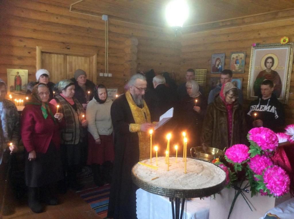 Благочинный Южного церковного округа, настоятель храма св. апп. Петра и Павла г. Куртамыш протоиерей Александр Тимушев посетил строящийся храм в селе Песьяное  Куртамышского района. 06.03.2019г.