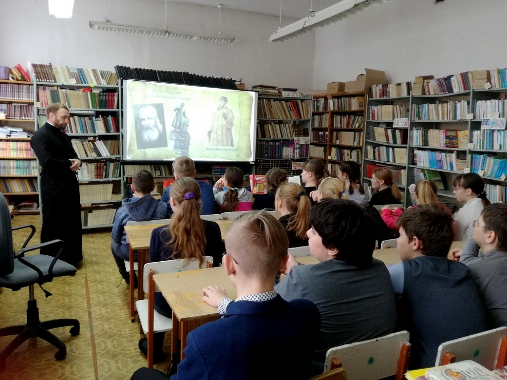 В преддверии Дня православной книги руководитель Отдела по делам молодежи Шадринской епархии диакон Константин Ворошнин встретился с шестиклассниками МКОУ «Средняя общеобразовательная школа № 4». 11.03.2019 г.