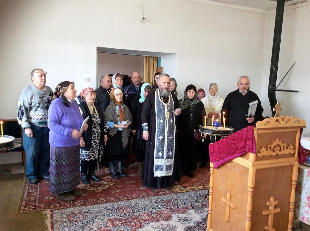 Благочинный Южного церковного округа, настоятель храма св. апп. Петра и Павла г. Куртамыш протоиерей Александр Тимушев провёл молебен в восстанавливающемся храме во имя Иоанна Предтечи в селе Советском Куртамышского района. 02.04.2019 г.