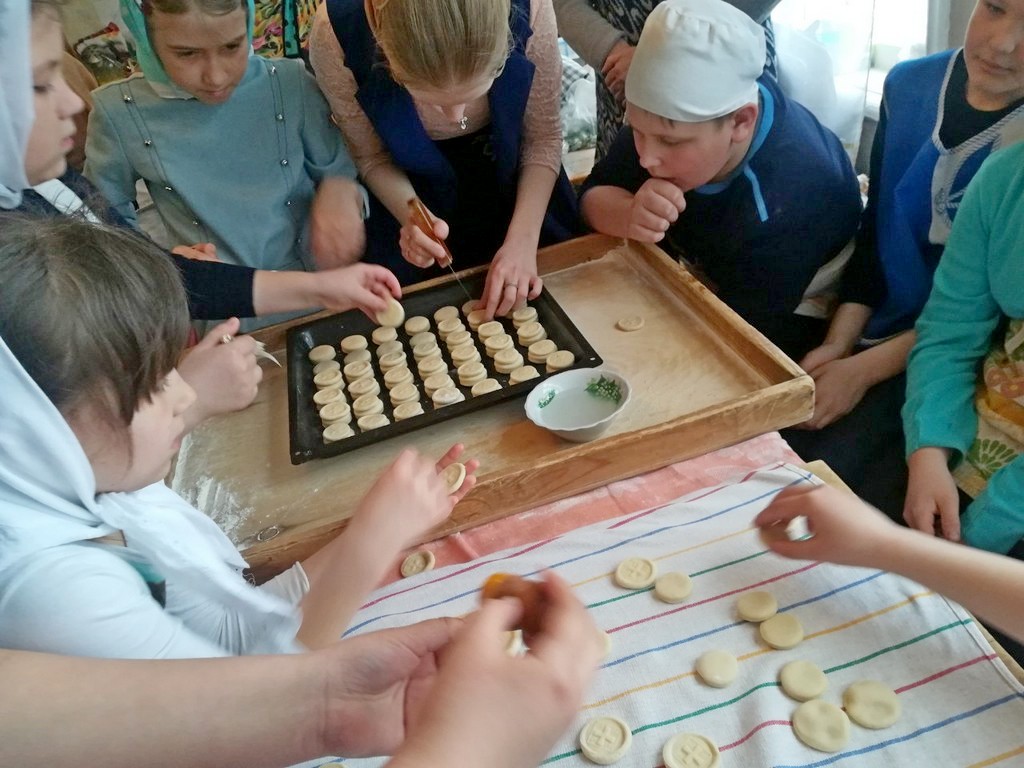 В воскресной школе при храме святых апостолов Петра и Павла г. Куртамыш по благословению благочинного Южного церковного округа протоиерея Александра Тимушева состоялось занятие по теме «Что такое просфора и секреты ее выпечки». 14.04.2019 г.