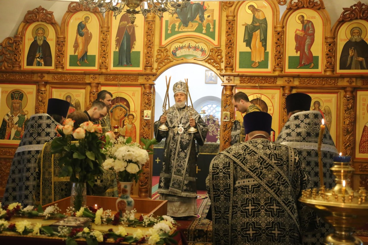 В канун Великой Субботы епископ Шадринский и Далматовский Владимир совершил утреню с чином погребения Плащаницы Спасителя. г. Шадринск 26.04.2019 г.