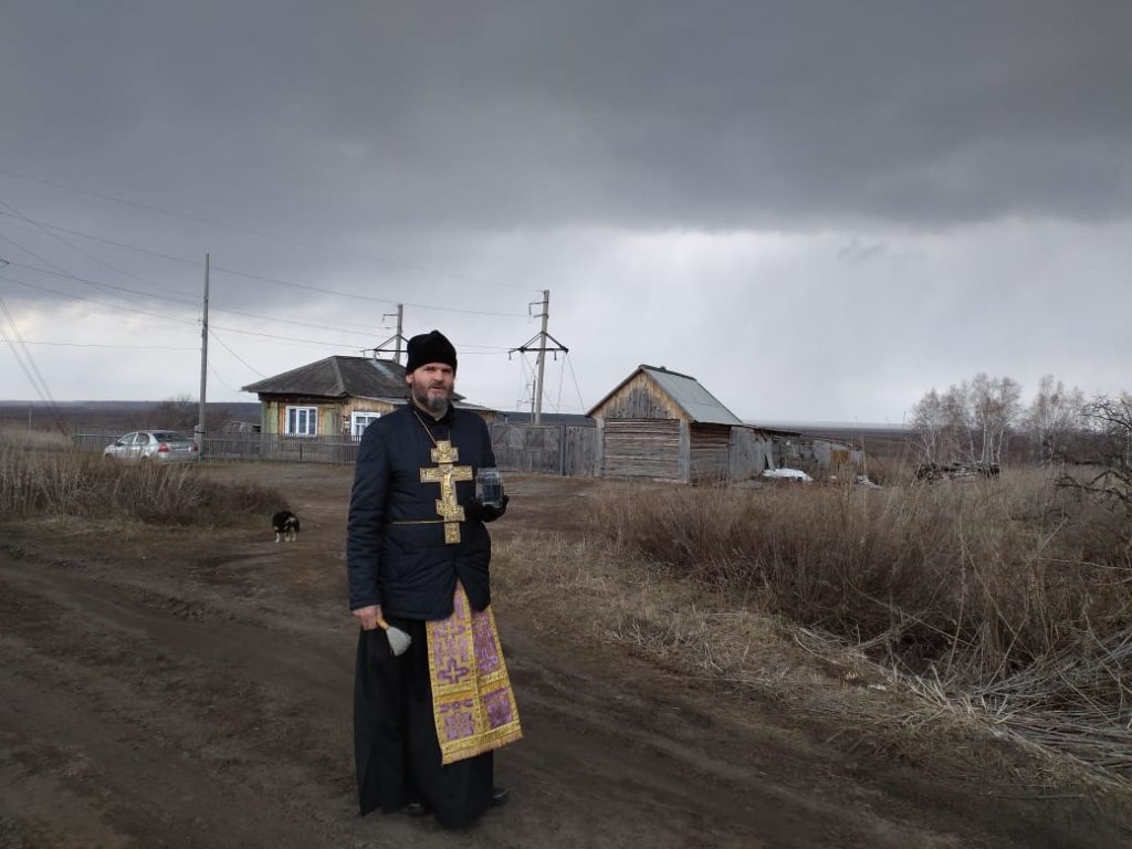 Протоиерей Владимир Швидкий прошел крестным ходом по улицам с. Звериноголовское