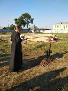 В селе Батурино перезахоронили найденные на прихрамовой территории останки