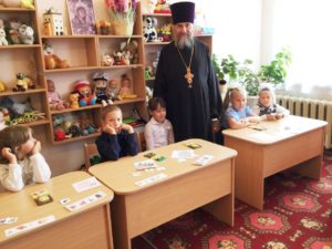 В Куртамыше протоиерей Александр Тимушев благословил первоклассников на учение