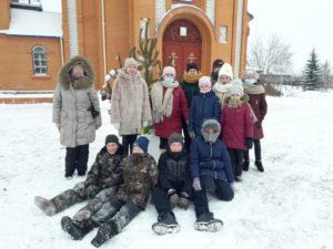 В приходе во Имя Святой Троицы с. Маслянское состоялось совместное мероприятие воскресной школы, сельского КДО и библиотеки, посвященное подготовке к празднованию Рождества Христова