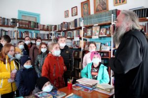 Воспитанники Далматовского детского дома побывали на экскурсии в воскресной школе «Свеча» при Далматовской обители