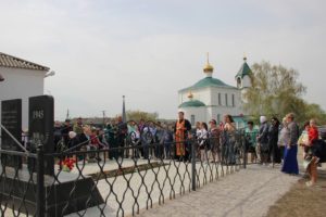 В День Победы иерей Михаил Фасола отслужил панихиду у памятника погибшим воинам
