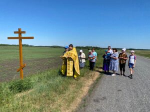 В селе Утичье Щучанского района установили и освятили поклонный крест