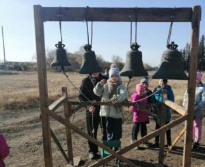 Настоятель храма в честь Казанской иконы Божией Матери г. Щучье иерей Константин Фасола организовал доставку мини-колоколов в село Варгановское Щучанского р-на для проведения праздника «Звон колоколов»