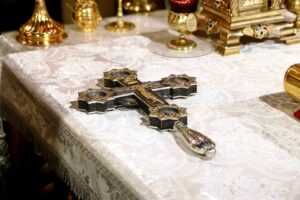 Напрестольный серебряный крест-мощевик изготовлен для Далматовского монастыря в Кургане