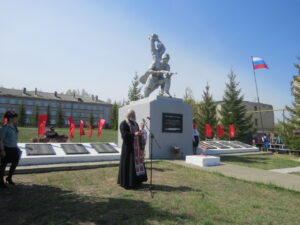 В селе Красная Звезда совершена лития у мемориала земляков, павших в годы Великой Отечественной войны