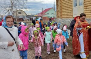 Воспитанники детского сада «Умка» приняли участие в крестном ходе вокруг Князе-Владимирского храма г. Шадринска