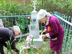 Сёстры Петропавловского храма г. Куртамыша посетили кладбище, на котором покоятся священнослужители, захороненные в прошлом веке