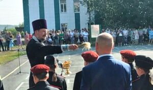 Клирик Петропавловского храма г. Куртамыша иерей Андрей Чапочкин выступил перед кадетами на торжественной линейке