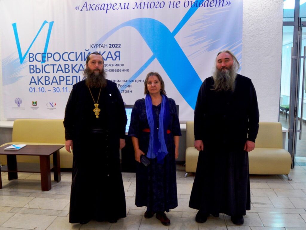 Наместник Далматовской обители игумен Варнава (Аверьянов) и монах Авдий (Кузимбаев) посетили выставку «Акварели много не бывает» в Курганском художественном музее