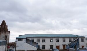 Новую кровлю на зданиях игуменского корпуса и кузницы установили рабочие Успенского Далматовского мужского монастыря