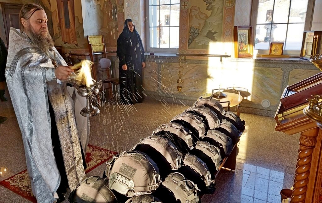 Освящение защитных касок для бойцов-участников СВО состоялось в Верх-Теченском женском монастыре