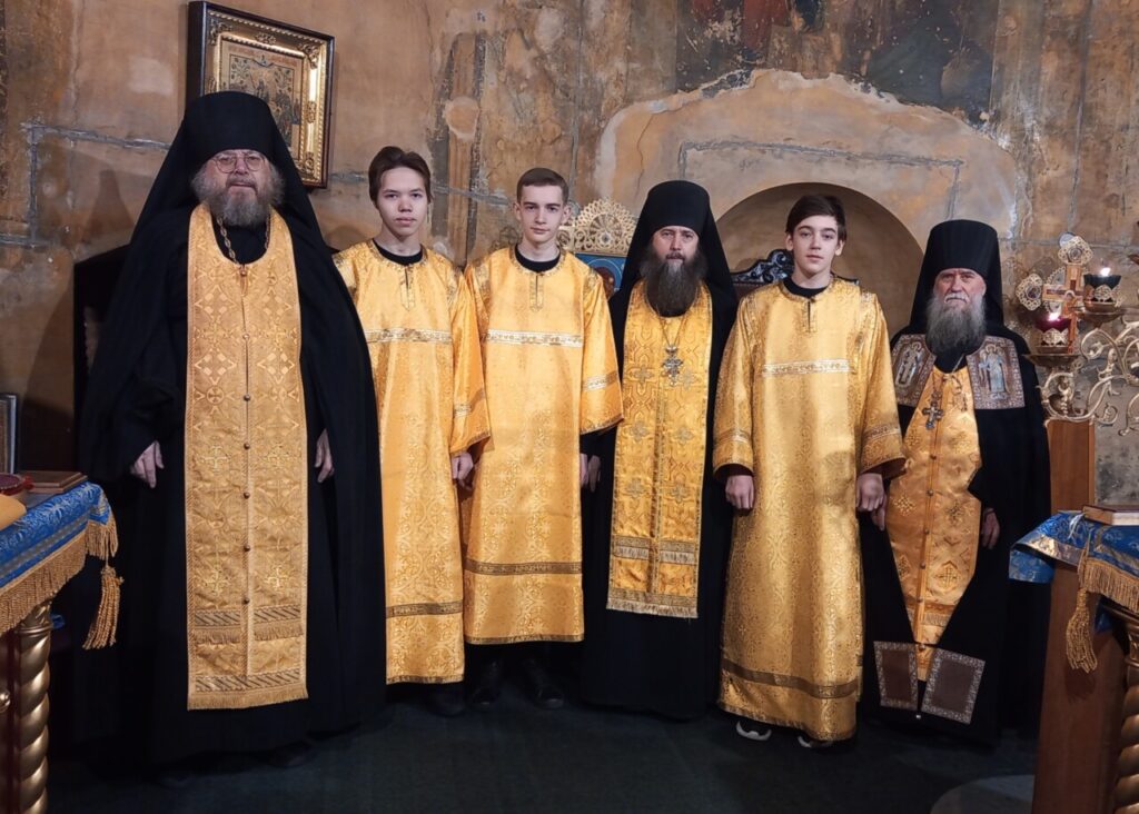 Трое юных алтарников Скорбященского храма Далматовского монастыря получили благословение правящего архиерея на ношение стихарей