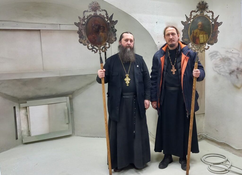 Старинные хоругви и иконописные изображения были переданы в дар древлехранителю Шадринской епархии для епархиального музея