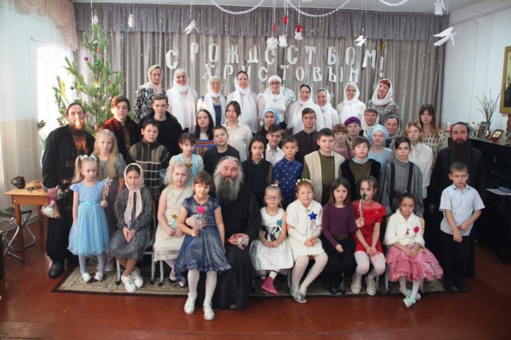 Традиционный Рождественский утренник состоялся в воскресной школе «Свеча» Успенского Далматовского монастыря
