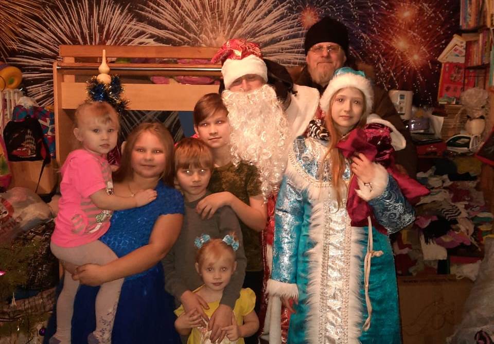 Дед Мороз и Снегурочка в сопровождении священнослужителя посетили малоимущие семьи г. Куртамыша