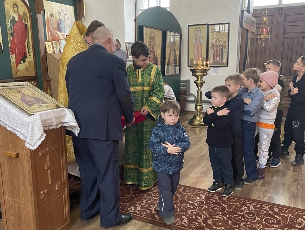 В храме во имя Святой Троицы с. Малое Дюрягино состоялась беседа с детьми о правильных книгах и важности чтения