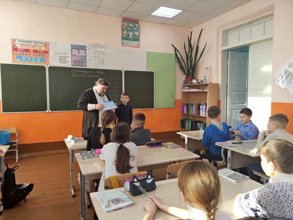 Ученики Мишкинской начальной общеобразовательной школы побеседовали со священнослужителем о Рождестве Христовом и Крещении Господнем