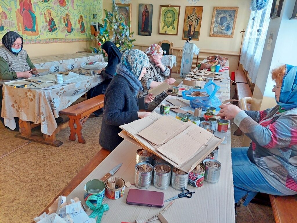 Сёстры монастыря в честь Похвалы Божией Матери с. Боровское занялись изготовлением окопных свечей