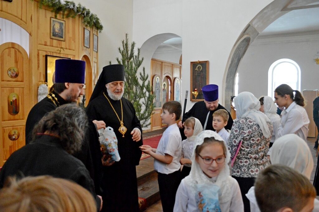 Епископ Владимир поздравил с Рождеством Христовым воспитанников воскресной школы при кафедральном храме в честь святителя Николая