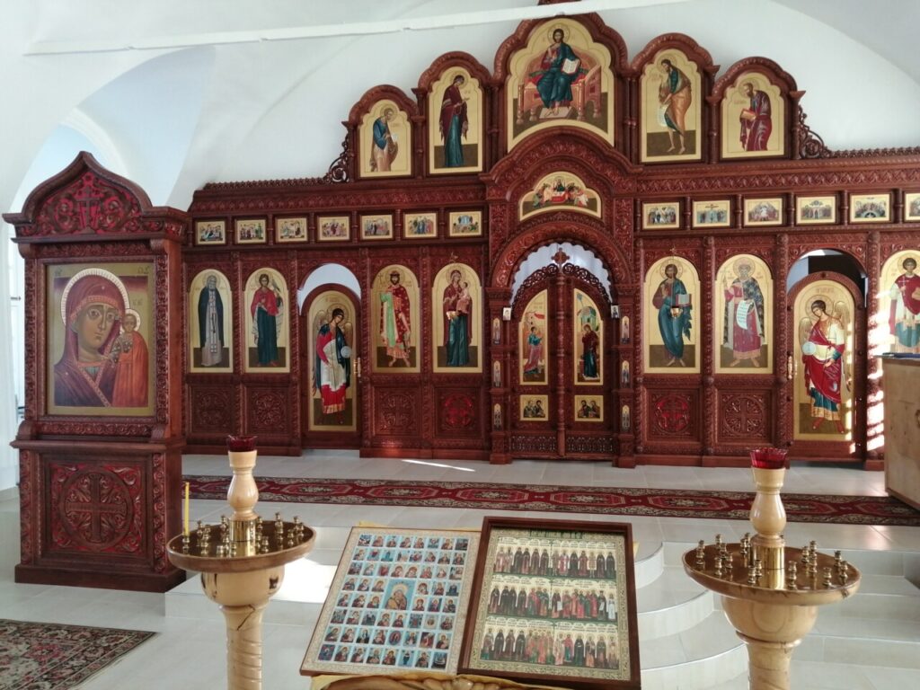 В Спасо-Преображенском храме с. Батурино появился напольный киот для Казанской Чимеевской иконы Божией Матери