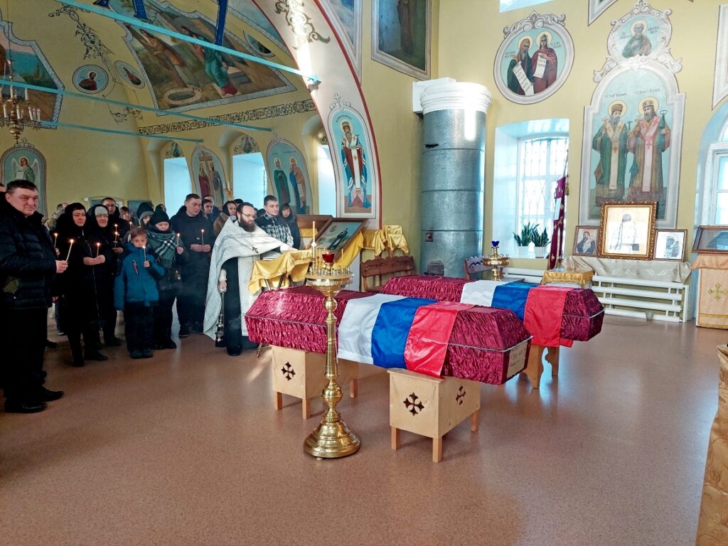 В Никольском храме Боровского женского монастыря состоялось отпевание двух воинов, погибших в зоне проведения СВО