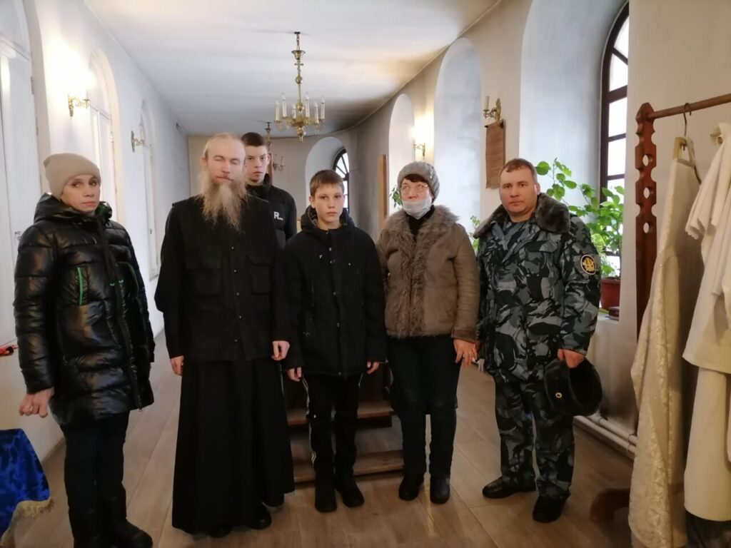 Насельник Далматовской обители иеромонах Тимофей (Верзун) провёл профилактическую беседу с условно осуждёнными подростками
