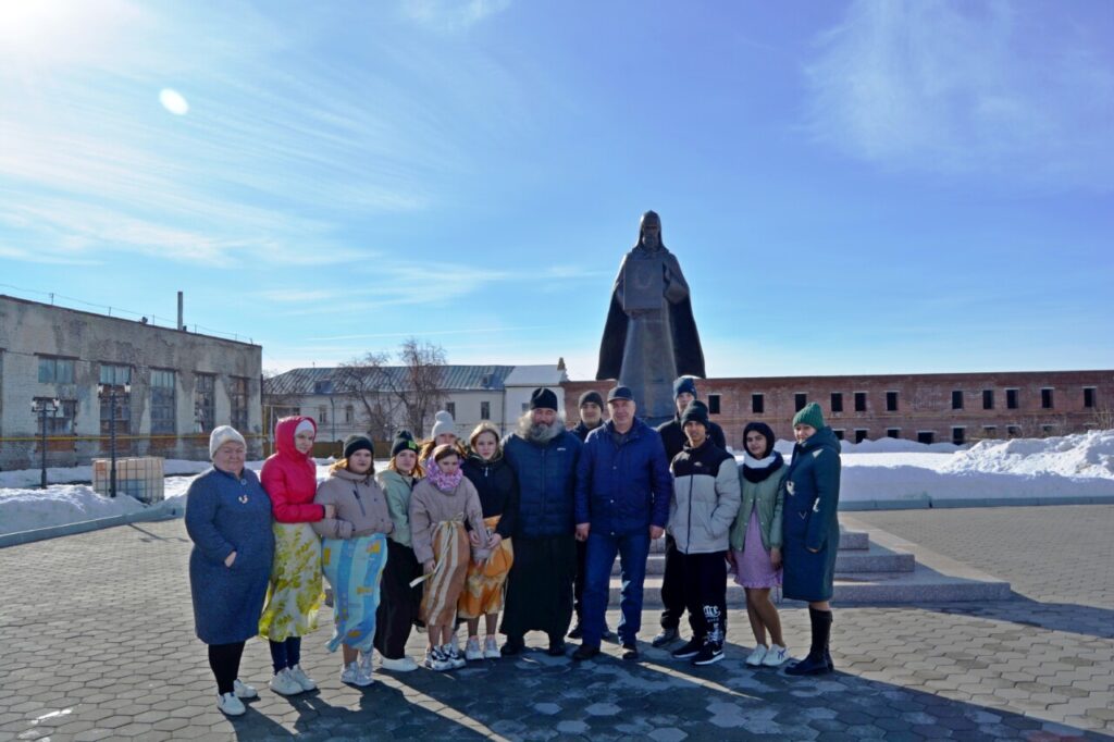 Насельник Далматовской обители монах Авдий (Кузимбаев) провёл экскурсию по монастырю для учеников и преподавателей Красноисетской школы-интерната