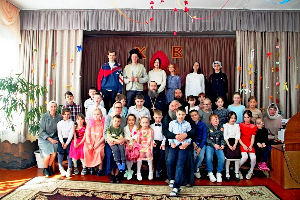 Традиционный Пасхальный утренник состоялся в воскресной школе «Свеча» Успенского Далматовского мужского монастыря