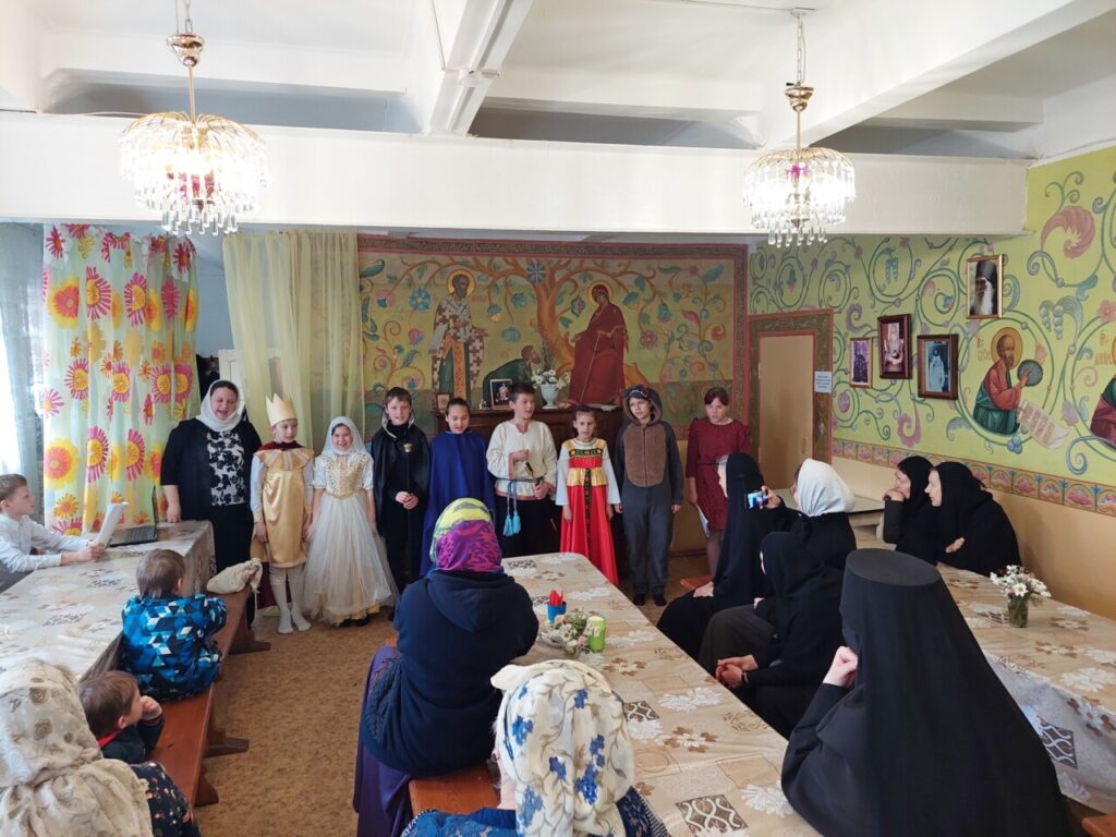 Воспитанники воскресной школы при женском Боровском монастыре поздравили насельниц обители с Пасхой Христовой