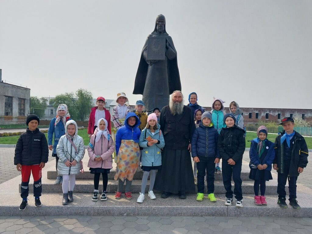 Насельник Далматовской обители монах Авдий (Кузимбаев) провёл экскурсию по монастырю и хозяйственному подворью для учащихся младших классов средней школы с. Песчано-Коледино