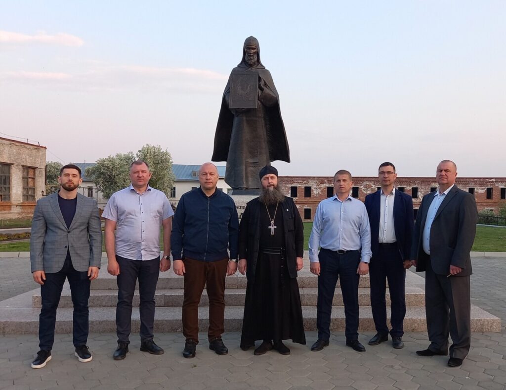 Наместник Далматовской обители, епархиальный древлехранитель иг. Варнава (Аверьянов) провёл экскурсию по монастырю для представителей ПАО «Газпром»