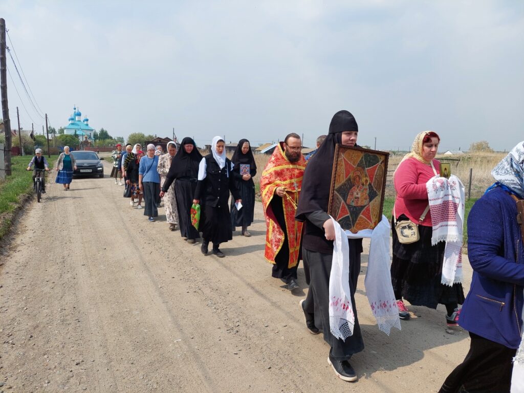 В связи со стихийными пожарами, охватившими Курганскую область, верующие прошли крестным ходом вокруг с. Боровского